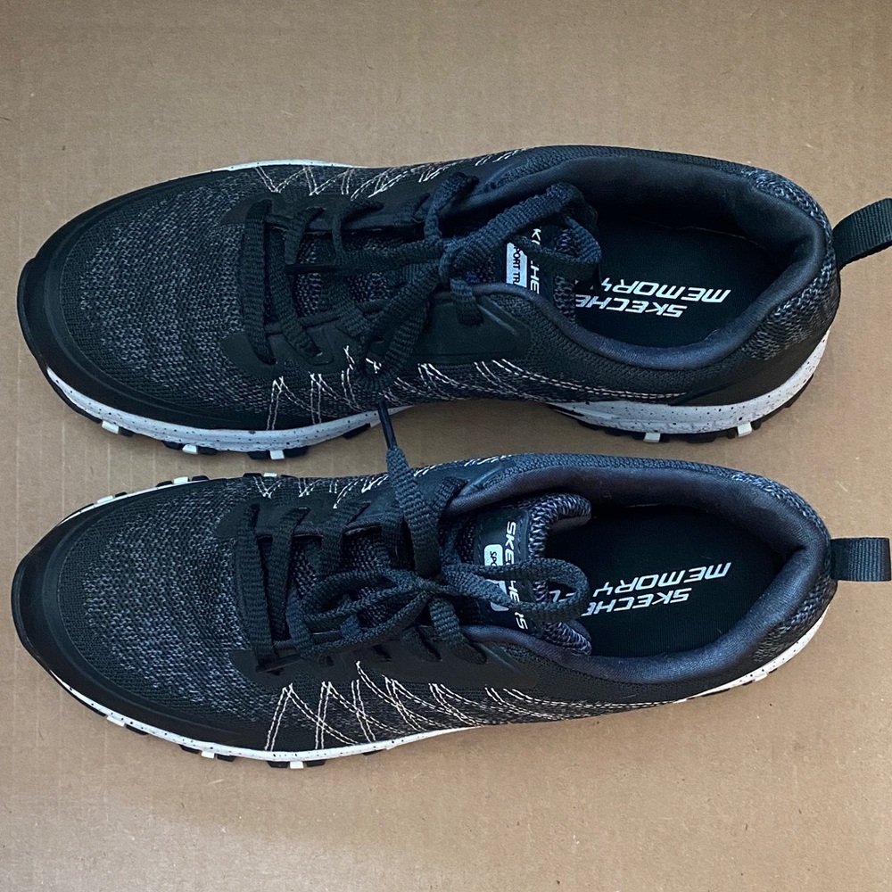 Women’s Size 8 Skechers Memory Foam Sneakers, Black & White